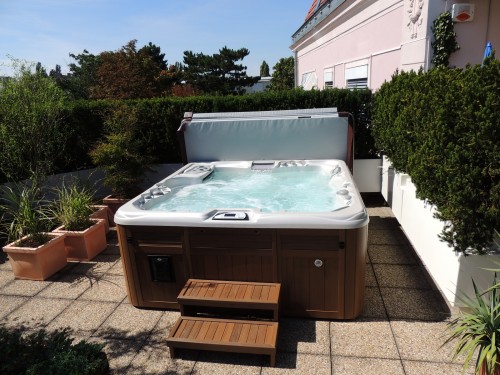 4 Top Landscaping Ideas For Your Hot Tub This Spring 